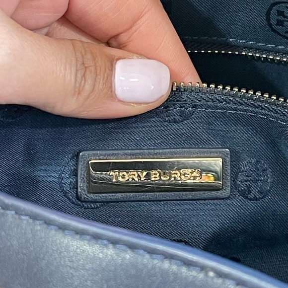 Tory Burch Carter Tote Chain Handle Tagged Tote Bag Leather Royal Navy 56968 - Picture 10 of 12